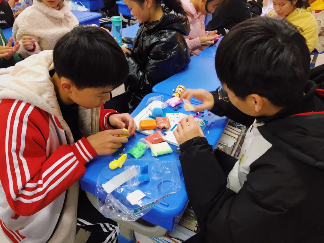 民族风情：粘土艺术与现代设计的交融之美